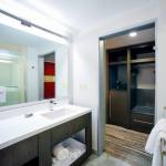Guest Bath and Closet | Cincinnati Marriott Northeast in Mason, Ohio