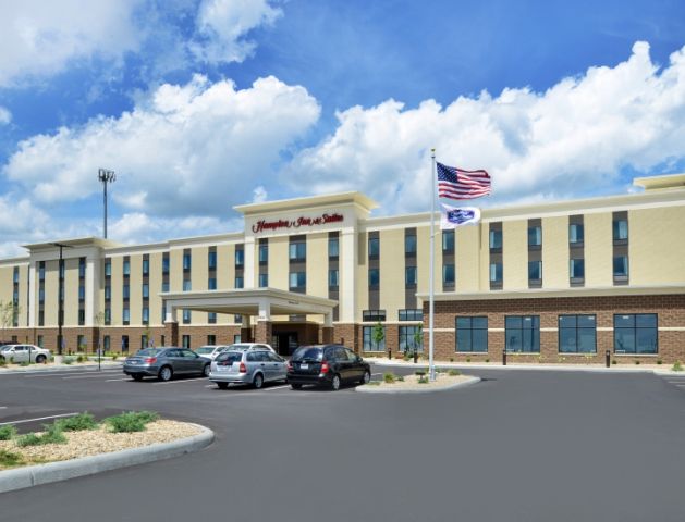 Hampton Inn & Suites by Hilton - Front of Building